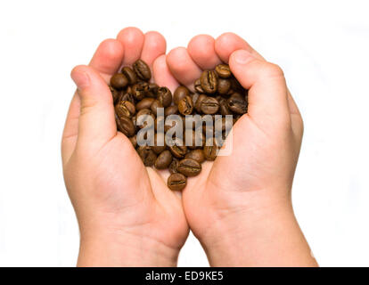 I chicchi di caffè in mani su uno sfondo bianco isolato Foto Stock