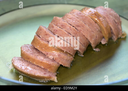 Cotechino tipo di grande speziato di salsiccia di maiale per ebollizione. Si mangia con le lenticchie a capodanno Foto Stock