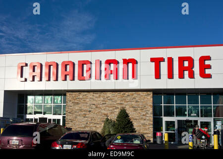 Esterno di un Canadian Tire store in Vancouver, BC, durante la stagione estiva 2014. A BHZ Foto Stock