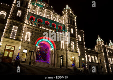 Muratura dettagliata e statue sulla provinciale agli edifici del parlamento a Victoria, BC, Canada. Palazzo del governo illuminato. Foto Stock