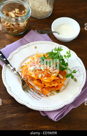 Frittelle di zucca con il miele sulla piastra, Cibo prelibato Foto Stock