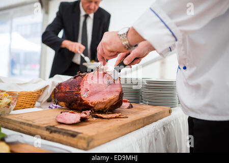 Il servizio di catering dipendente Prosciutto taglio per le persone Foto Stock