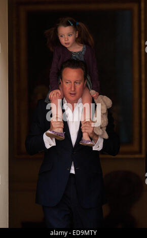 David Cameron lascia Downing Street portando la sua figlia Firenze offre: David Cameron,Firenze Cameron dove: Londra, Regno Unito quando: 01 Lug 2014 Foto Stock