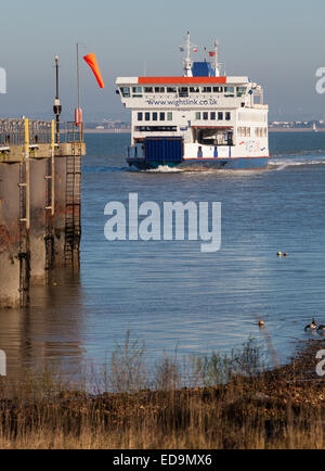 Wightlink traghetto per auto, Santa Cecilia avvicinando Fishbourne terminale sull'Isola di Wight. Foto Stock