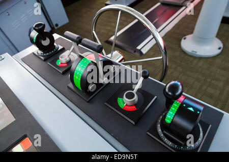 Nave moderna sul pannello di controllo del ponte di capitani Foto Stock