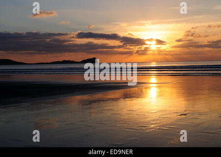 Sunset over Llangennith Sands verso la testa di vermi Penisola di Gower Glamorgan Galles Cymru REGNO UNITO GB Foto Stock