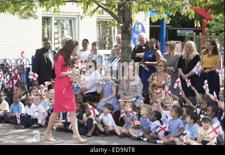 La Duchessa di Cambridge visite santissimo Sacramento Scuola per vedere i progressi di M-Pact Plus scuola di un progetto di base per affrontare la dipendenza nelle famiglie, che Sua Altezza Reale ha lanciato con Giovanni vescovo a Manchester nel 2013. La Duchessa di Cambridge soddisfa Foto Stock