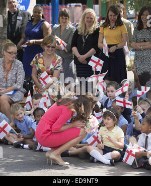 La Duchessa di Cambridge visite santissimo Sacramento Scuola per vedere i progressi di M-Pact Plus scuola di un progetto di base per affrontare la dipendenza nelle famiglie, che Sua Altezza Reale ha lanciato con Giovanni vescovo a Manchester nel 2013. La Duchessa di Cambridge soddisfa Foto Stock