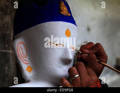 Kathmandu, Nepal. 3 gennaio, 2015. Un artista dà il tocco finale a un idolo di Seto Machhendranath per l annuale rituali eseguiti sul giorno di luna piena in Kathmandu, Nepal, Gen 3, 2015. Seto Machhendranath è adorato da entrambi indù e buddista in Nepal. © Sunil Sharma/Xinhua/Alamy Live News Foto Stock