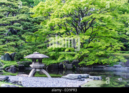 Giapponese tradizionale lanterna di pietra in un parco di Tokyo Foto Stock