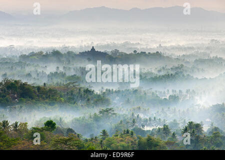 Alba vista di Borobodur, un 9th-secolo tempio buddista in Magelang, vicino a Yogyakarta in Java centrale, Indonesia. Foto Stock