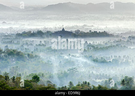 Alba vista di Borobodur, un 9th-secolo tempio buddista in Magelang, vicino a Yogyakarta in Java centrale, Indonesia. Foto Stock