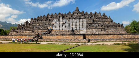 Panoramica di Borobodur, un 9th-secolo tempio buddista in Magelang, vicino a Yogyakarta in Java centrale, Indonesia. Foto Stock