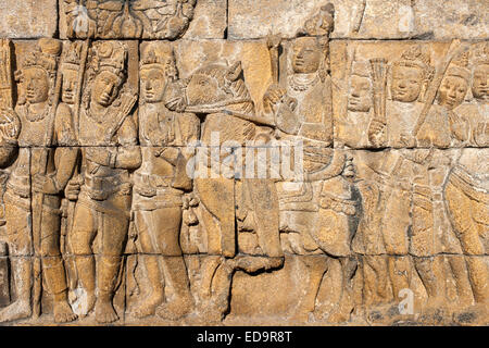 Karmawibhangga bassorilievi (160 di essi) scolpito nella pietra di Borobodur, un 9th-secolo tempio buddista in Magelang, Indonesia. Foto Stock