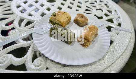 Il baklava e dolciumi turchi per la vendita in arabo Soi, Bangkok, Thailandia Foto Stock