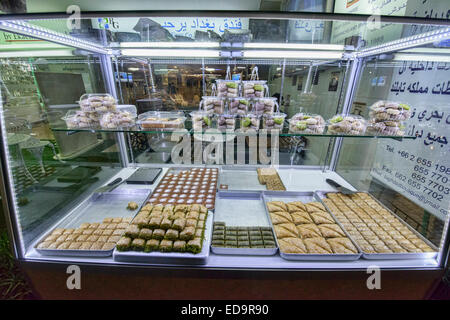 Il baklava e dolciumi turchi per la vendita in arabo Soi, Bangkok, Thailandia Foto Stock