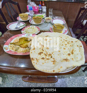 Hummus, pane naan e altri piatti in arabo Soi, Bangkok, Thailandia Foto Stock