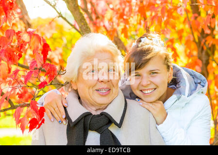 Allegra e felice ragazza e sua nonna Foto Stock