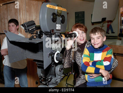 Australian autore Kathy Lette e figlio Giulio Robertson durante le riprese di "mucca pazza" filmato a Londra, Inghilterra. Foto Stock