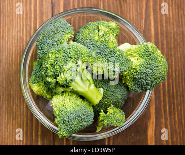 Broccoli in recipiente di vetro sul tavolo in legno visto da sopra Foto Stock