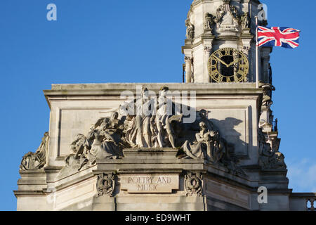 Municipio, Cardiff, Galles, costruito nel 1906. Statue sulla facciata raffiguranti poesia e musica, sotto la torre dell'orologio e la bandiera dell'Unione (Regno Unito) Foto Stock