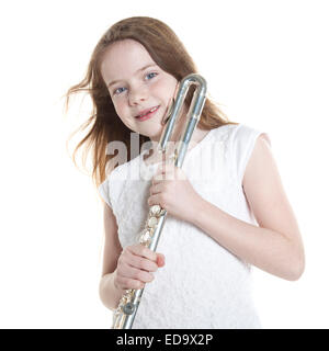 Ragazza con i capelli rossi e denti mancanti holding flauto in studio contro uno sfondo bianco Foto Stock