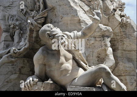 Fontana dei Quattro Fiumi con statua raffigurante il Fiume Gange in Piazza Navona, Roma, Italia. Foto Stock