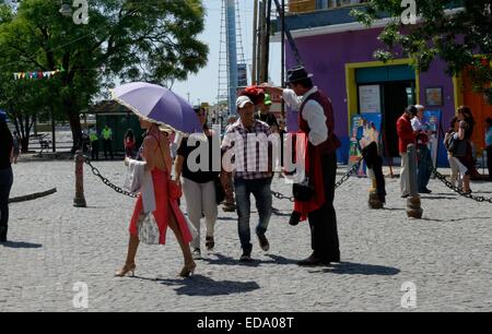 Ballerini di tango e turisti nella vivace area di Caminito, La Boca, Buenos Aires, Argentina Foto Stock