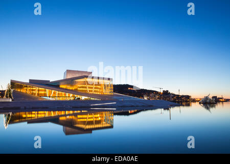 Oslo Opera House brillano al tramonto, mattina twilight, Norvegia Foto Stock
