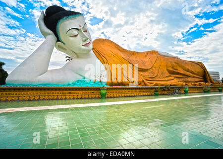 Sleeping Giant Buddha (100 mt.), Bago, Myanmar. Foto Stock