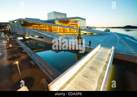 Oslo Opera House brillano al tramonto, mattina twilight, Norvegia Foto Stock