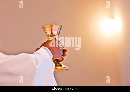 La consacrazione del Corpo e del Sangue di Cristo nella liturgia cristiana Foto Stock