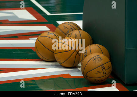 Milwaukee, WI, Stati Uniti d'America. Il 2 gennaio, 2015. Basketballs Siediti sul pavimento prima del gioco NBA tra Indiana Pacers e il Milwaukee Bucks a BMO Harris Bradley Center di Milwaukee, WI. Pacers ha sconfitto i Bucks 94-91. John Fisher/CSM/Alamy Live News Foto Stock