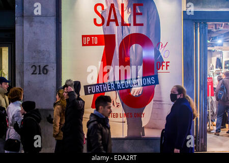 Londra, Regno Unito. 01 gen 2015. Primo giorno del nuovo anno di Oxford e Regent Streets - le persone non sono stati sazi da eccesso di Natale o il freddo. Essi continuano a cercare le occasioni in grandi numeri, nella calda luminosità delle luci di Natale. Credito: Guy Bell/Alamy Live News Foto Stock