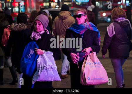 Londra, Regno Unito. 01 gen 2015. Primo giorno del nuovo anno di Oxford e Regent Streets - le persone non sono stati sazi da eccesso di Natale o il freddo. Essi continuano a cercare le occasioni in grandi numeri, nella calda luminosità delle luci di Natale. Credito: Guy Bell/Alamy Live News Foto Stock