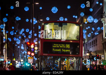 Londra, Regno Unito. 01 gen 2015. Primo giorno del nuovo anno di Oxford e Regent Streets - le persone non sono stati sazi da eccesso di Natale o il freddo. Essi continuano a cercare le occasioni in grandi numeri, nella calda luminosità delle luci di Natale. Credito: Guy Bell/Alamy Live News Foto Stock