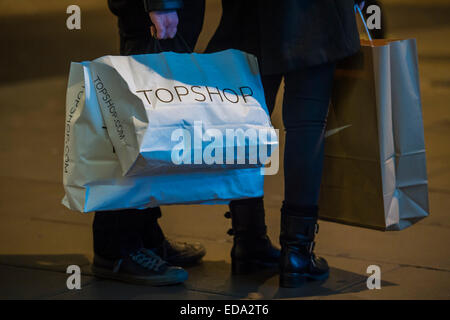 Londra, Regno Unito. 01 gen 2015. Primo giorno del nuovo anno di Oxford e Regent Streets - le persone non sono stati sazi da eccesso di Natale o il freddo. Essi continuano a cercare le occasioni in grandi numeri, nella calda luminosità delle luci di Natale. Credito: Guy Bell/Alamy Live News Foto Stock