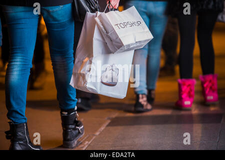 Londra, Regno Unito. 01 gen 2015. Primo giorno del nuovo anno di Oxford e Regent Streets - le persone non sono stati sazi da eccesso di Natale o il freddo. Essi continuano a cercare le occasioni in grandi numeri, nella calda luminosità delle luci di Natale. Credito: Guy Bell/Alamy Live News Foto Stock