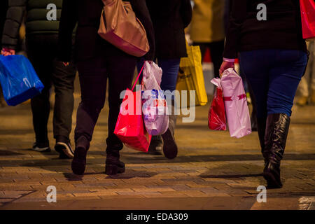 Londra, Regno Unito. 01 gen 2015. Primo giorno del nuovo anno di Oxford e Regent Streets - le persone non sono stati sazi da eccesso di Natale o il freddo. Essi continuano a cercare le occasioni in grandi numeri, nella calda luminosità delle luci di Natale. Credito: Guy Bell/Alamy Live News Foto Stock