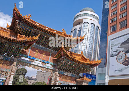 Il vecchio cinese tradizionale town gate nel centro della città di Kunming, nella provincia dello Yunnan in Cina Foto Stock