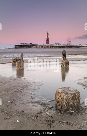 Blackpool, Regno Unito. 3 gennaio, 2014. Dopo un inizio bagnato il tempo migliora e finiture per una bella serata in Blackpool. Credito: Gary Telford/Alamy live news Foto Stock