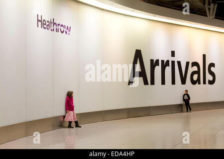 Aeroporto di Heathrow di Londra, Regno Unito il 3° gennaio 2015. Lo screening per il virus di Ebola in aeroporti deve essere riesaminato dopo un infermiere che viene trattata per il virus mortale di ritorno dalla Sierra Leone è stato permesso di lasciare l'aeroporto di Heathrow Credito: amer ghazzal/Alamy Live News Foto Stock