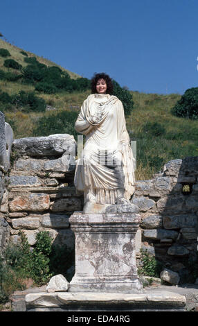 Un turista pone la sua testa dietro una statua decapitato tra le antiche rovine greche di Efeso in Izmir Provenza della Turchia lungo la costa del Mar Egeo. Foto Stock