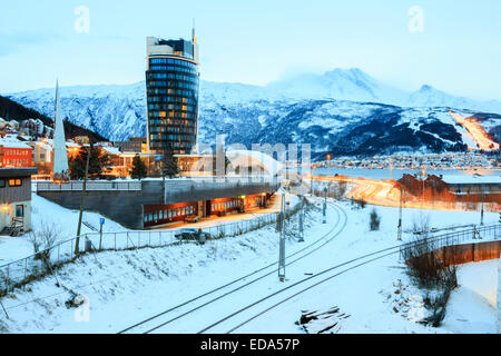 Narvik Town Square città al crepuscolo, Norvegia Foto Stock