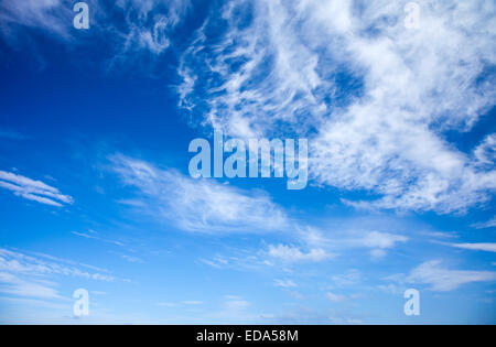 Blu cielo con diversi tipi di nuvole Foto Stock