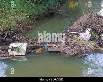 Spazzatura bloccando il fiume Stour, Prestwood, Staffordshire, England, Regno Unito Foto Stock