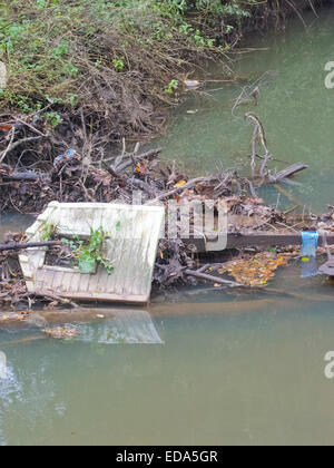 Spazzatura bloccando il fiume Stour, Prestwood, Staffordshire, England, Regno Unito Foto Stock