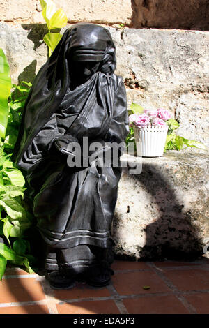 Statua di Madre Teresa di Calcutta situato in Jardín de Madre Teresa de Calcuta nella vecchia Havana, Cuba vicino a Plaza San Francisco Foto Stock