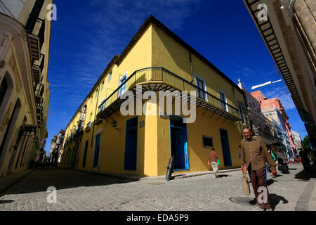 Scena di strada a Cuba la città capitale, Havana all' angolo di Calle De La Obrapia e Calle De Los Mergaderes Foto Stock