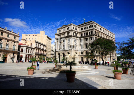 Gli edifici di vecchia costruzione in Plaza de San Francisco a l'Avana, Cuba Foto Stock